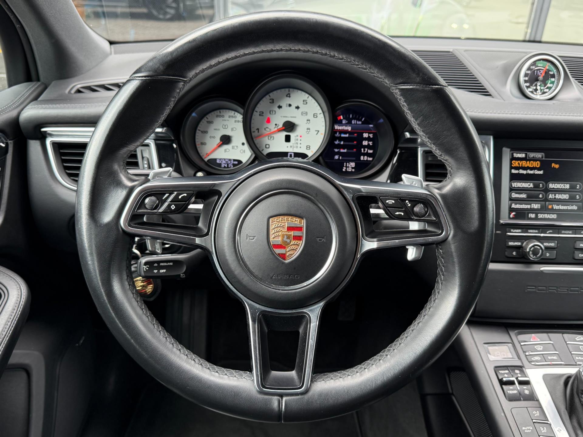 46801595-16.jpg