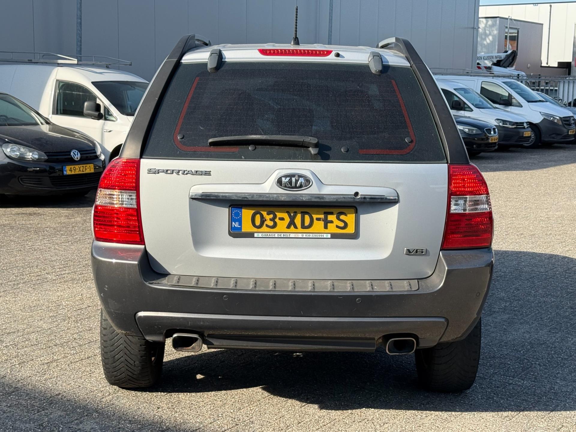47077990-3.jpg