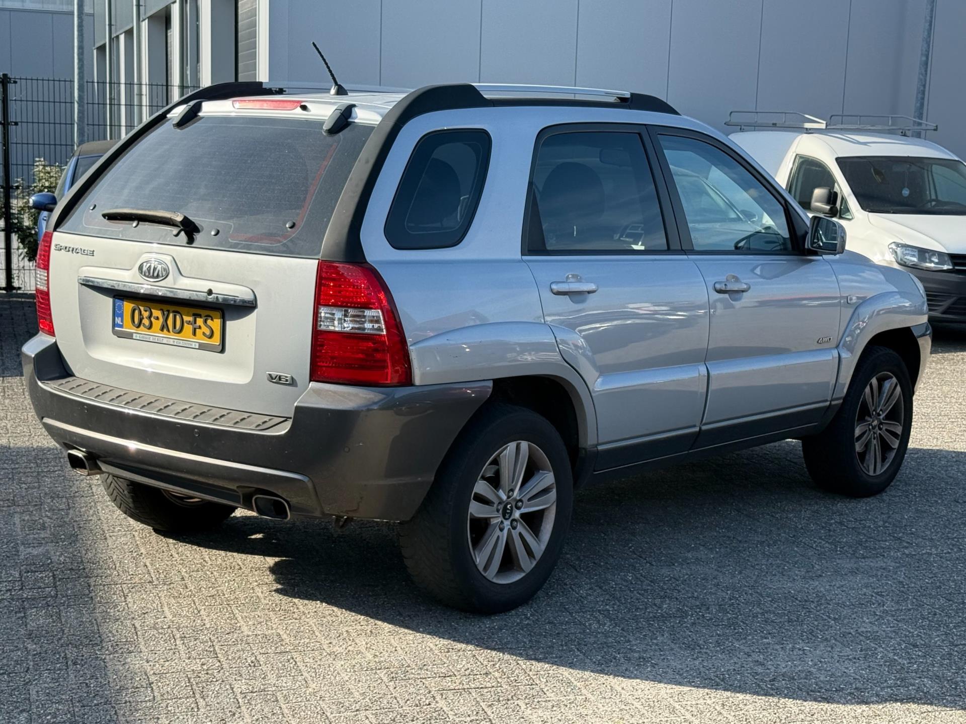 47077990-4.jpg