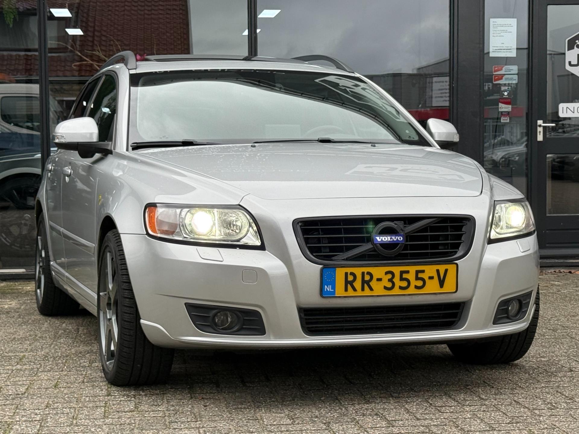 48423625-10.jpg